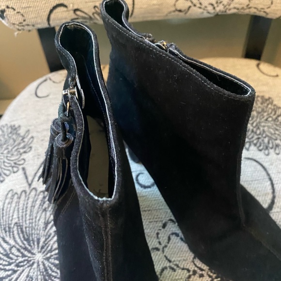 Black suede Bandolino ankle boot with zip and tassel size 8.5 with 3" heel - Picture 4 of 12